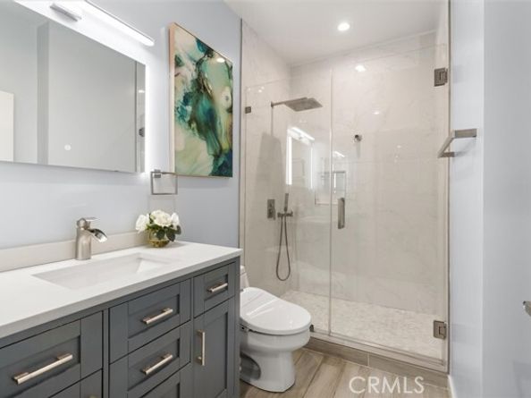 11225 Peach Grove 203, North Hollywood (los Angeles) CA 91601