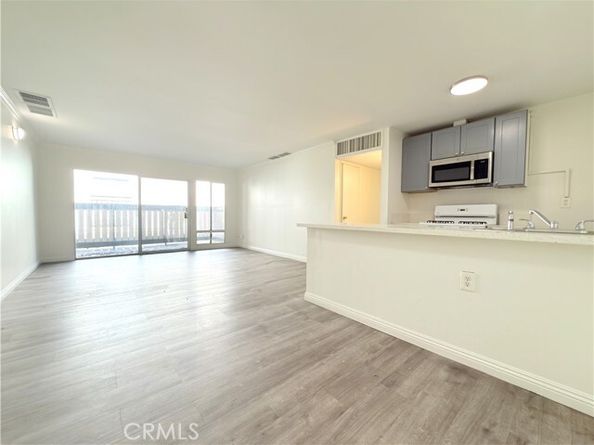 8601 International 177, Canoga Park (los Angeles) CA 91304