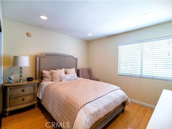 18759 Hatteras Street 25, Tarzana (los Angeles) CA 91356