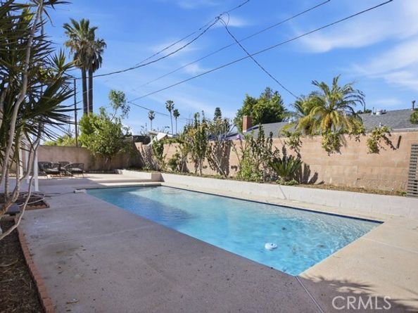 21045 Blythe Street, Canoga Park (los Angeles) CA 91304