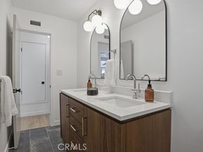 21045 Blythe Street, Canoga Park (los Angeles) CA 91304