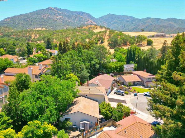 15 El Portal Ct, Clayton CA 94517