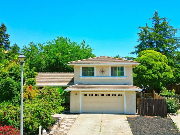 15 El Portal Ct, Clayton CA 94517
