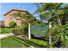 61 Maine Avenue D14, Rockville Centre NY 11570