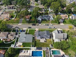28 Red Oak Place, Massapequa NY 11758