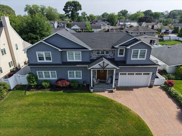28 Red Oak Place, Massapequa NY 11758