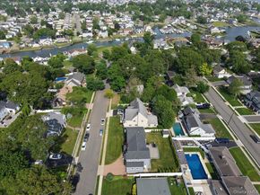 28 Red Oak Place, Massapequa NY 11758