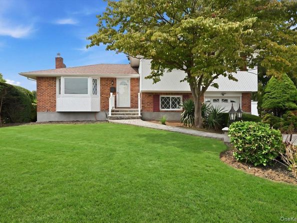 90 Grohmans Lane, Plainview NY 11803