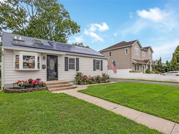 11 Delano Place, West Babylon NY 11704