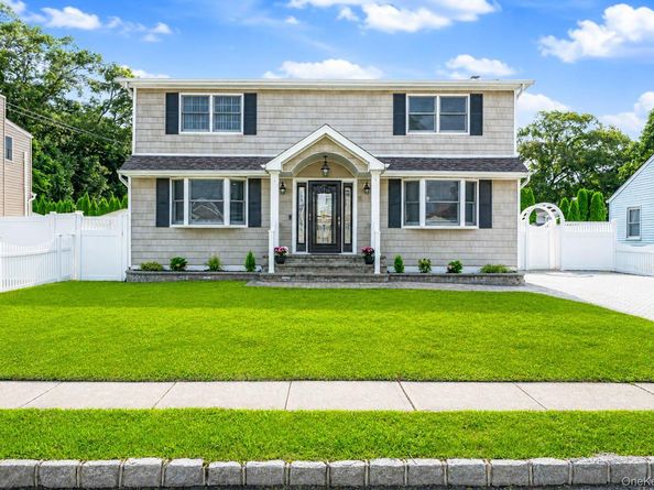 18 Worden Place, West Babylon NY 11704