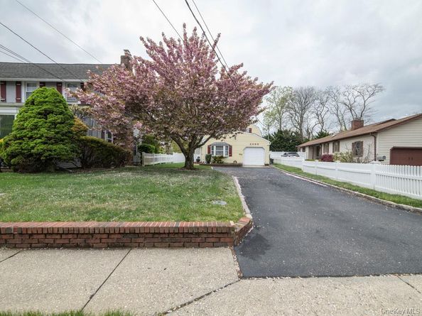 2080 Seamans Neck Road, Seaford NY 11783