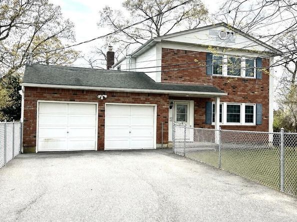 66-68 Hawthorne, East Islip NY 11730