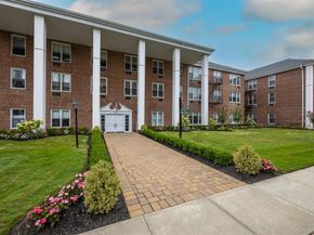 55 Lenox Road 1 F, Rockville Centre NY 11570