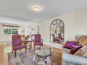 25 Middlesex Avenue, Oakdale NY 11769