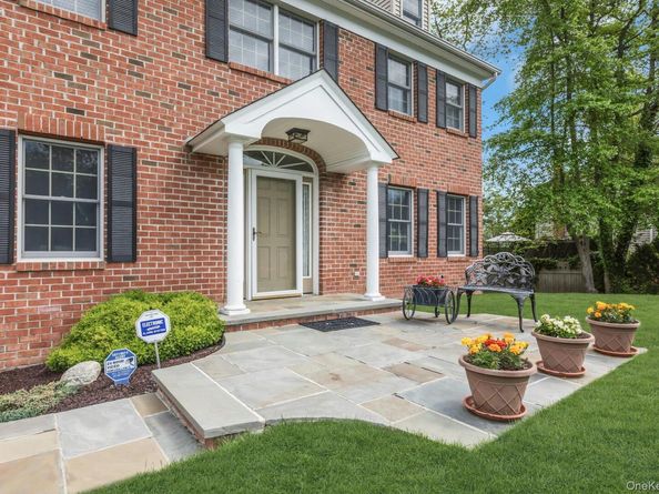 25 Middlesex Avenue, Oakdale NY 11769