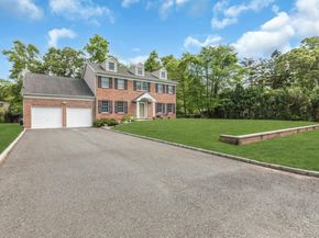 25 Middlesex Avenue, Oakdale NY 11769