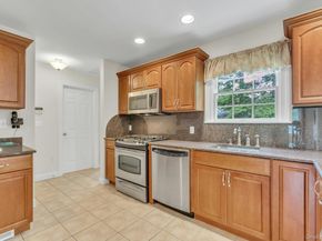 25 Middlesex Avenue, Oakdale NY 11769