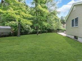 25 Middlesex Avenue, Oakdale NY 11769