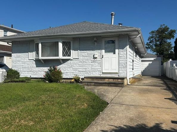 66 E Neptune Avenue, Lindenhurst NY 11757