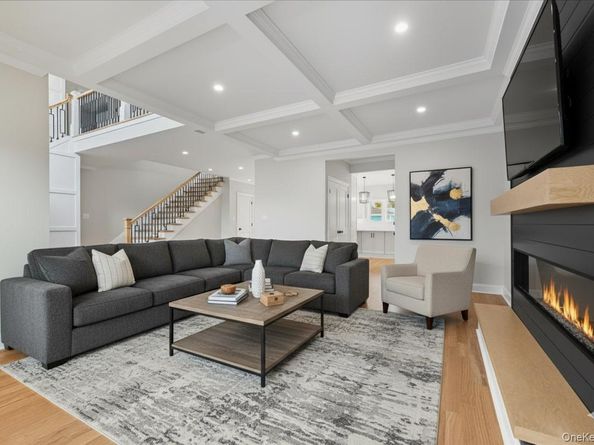 39 Cobalt Lane, Westbury NY 11590