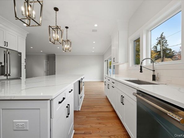 39 Cobalt Lane, Westbury NY 11590