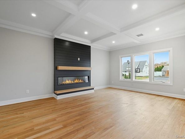 39 Cobalt Lane, Westbury NY 11590