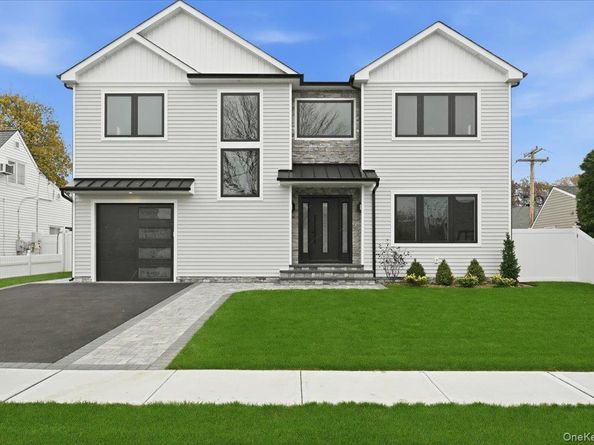 39 Cobalt Lane, Westbury NY 11590