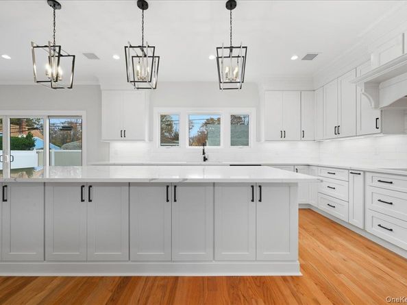 39 Cobalt Lane, Westbury NY 11590