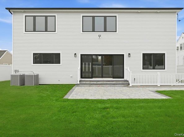 39 Cobalt Lane, Westbury NY 11590