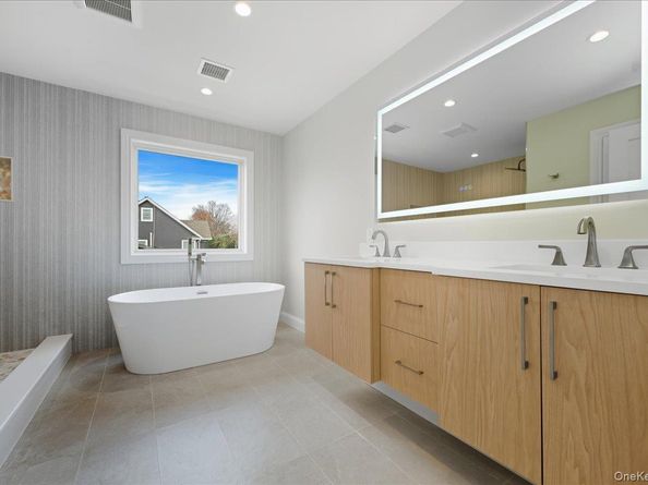 39 Cobalt Lane, Westbury NY 11590