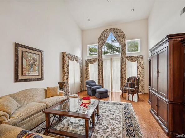 652 Balfour Place, Melville NY 11747