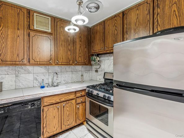 18-05 215th Street 8K, Bayside NY 11360