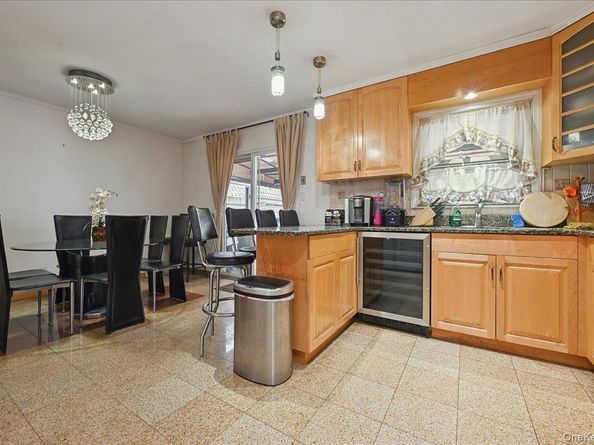 6239 Douglaston Parkway 19, Douglaston NY 11362