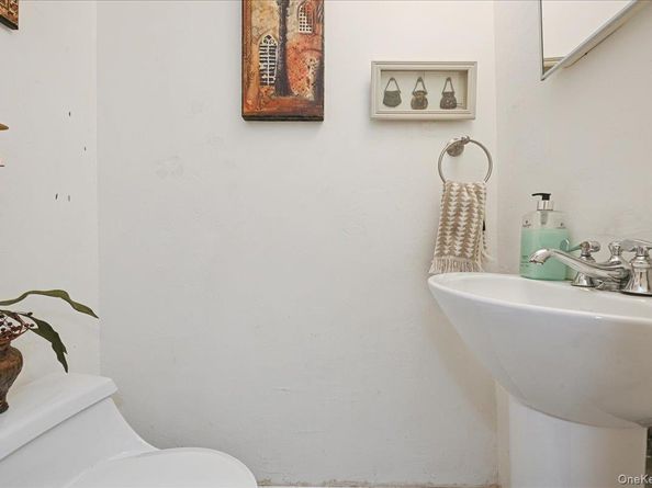 6239 Douglaston Parkway 19, Douglaston NY 11362