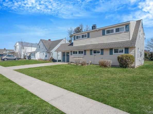 7 Woodpecker Lane, Levittown NY 11756
