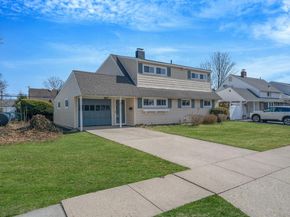 7 Woodpecker Lane, Levittown NY 11756