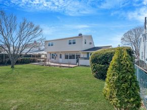7 Woodpecker Lane, Levittown NY 11756