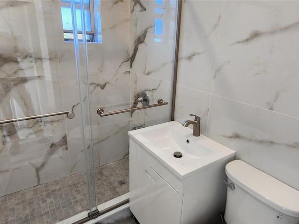 222-89 Braddock Ave 5A, Bellerose NY 11428