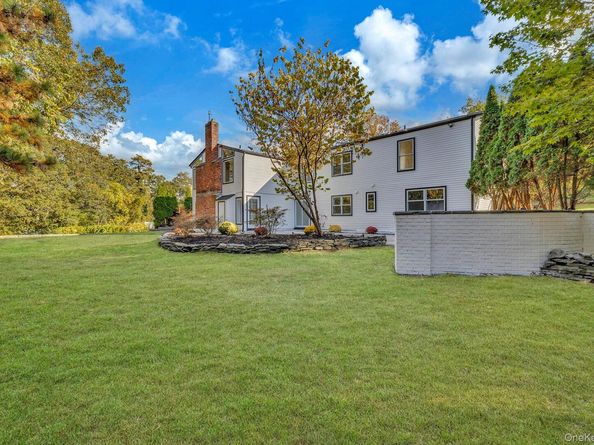 63 Woodland Lane, Smithtown NY 11787