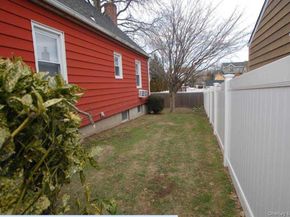 7 Miles Avenue, Albertson NY 11507
