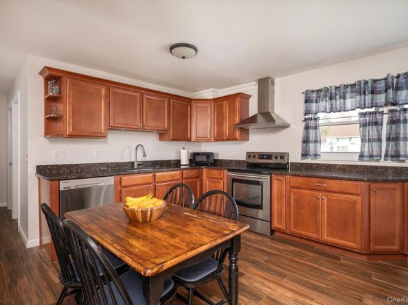 98 Hardy Lane, Westbury NY 11590