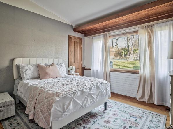 4 Sloanes Court, Sands Point NY 11050