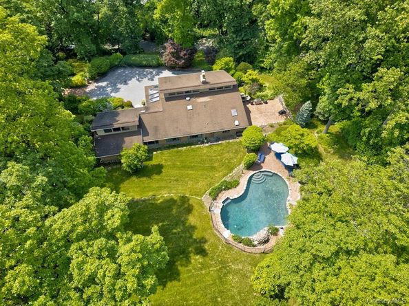 4 Sloanes Court, Sands Point NY 11050