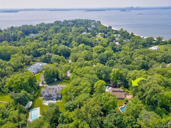 4 Sloanes Court, Sands Point NY 11050