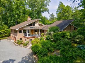 4 Sloanes Court, Sands Point NY 11050