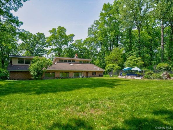 4 Sloanes Court, Sands Point NY 11050
