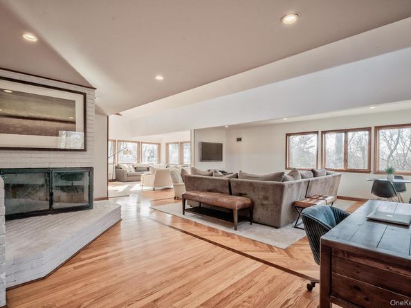 4 Sloanes Court, Sands Point NY 11050