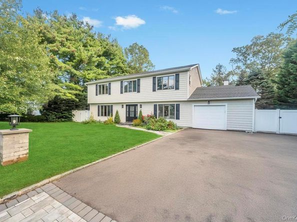 18 Stonehurst Lane, Dix Hills NY 11746