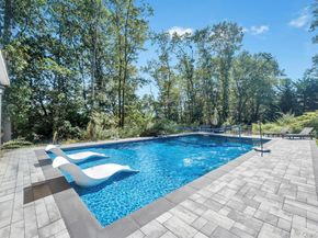 18 Stonehurst Lane, Dix Hills NY 11746
