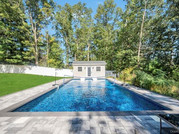 18 Stonehurst Lane, Dix Hills NY 11746